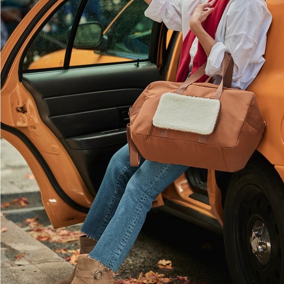 DSW Exclusive Free Weekender - Picture 6 of 7